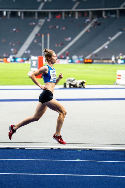 Tina Boehm (OTB Osnabrueck) ueber 3000m Hindernis waehrend der deutschen Leichtathletik-Meisterschaften im Olympiastadion am 25.06.2022 in Berlin